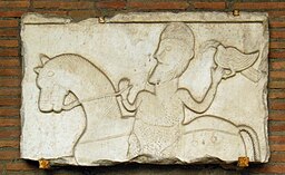 Man med falk. Relief från 700-talet i portiken.