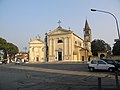 L'oratorio (a sinistra) e la chiesa parrocchiale di San Pietro Apostolo, vista da Piazza Santa Toscana.