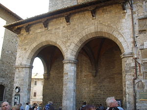 San Gimignano: loža na Piazza Duomo.
