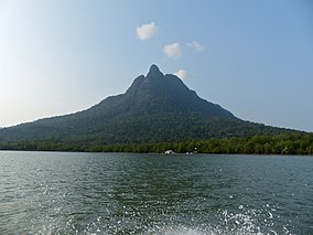 Península de Santubong vista do rio Santubong (15850215991) .jpg