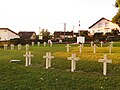 Cimetiere militaire français ; au fond : le monument au Souvenir français.