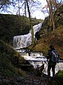 Водопад Scaleber Force сфотографирован с основания водопада