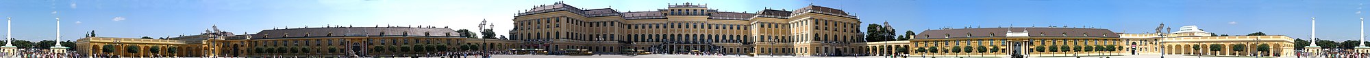 Panorama ulaznog dvorišta dvorca Schönbrunn