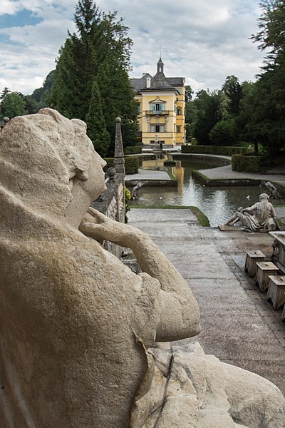 File:Schlossanlage Hellbrunn - Statue 2.jpg