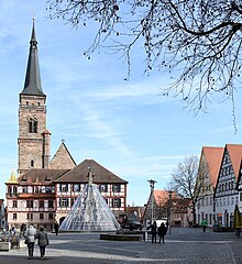 Schwabacher Rathaus (mit Golddach) und Stadtkirche am Marktplatz