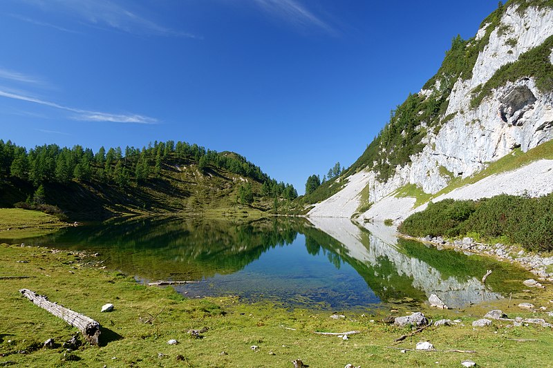 File:Schwarzensee Totes Gebirge 20210910a.jpg