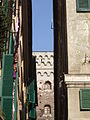 Uno scorcio tra gli stretti palazzi del centro storico. Si nota la presenza delle persiane, tipologia di infissi molto diffusa in Liguria.