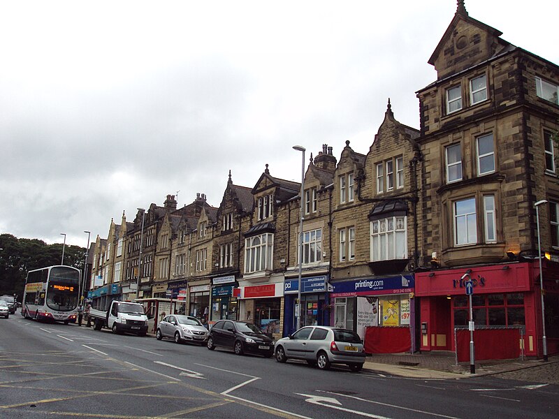 File:Shops on Roundhay Road, Oakwood, Leeds - DSC07574.JPG