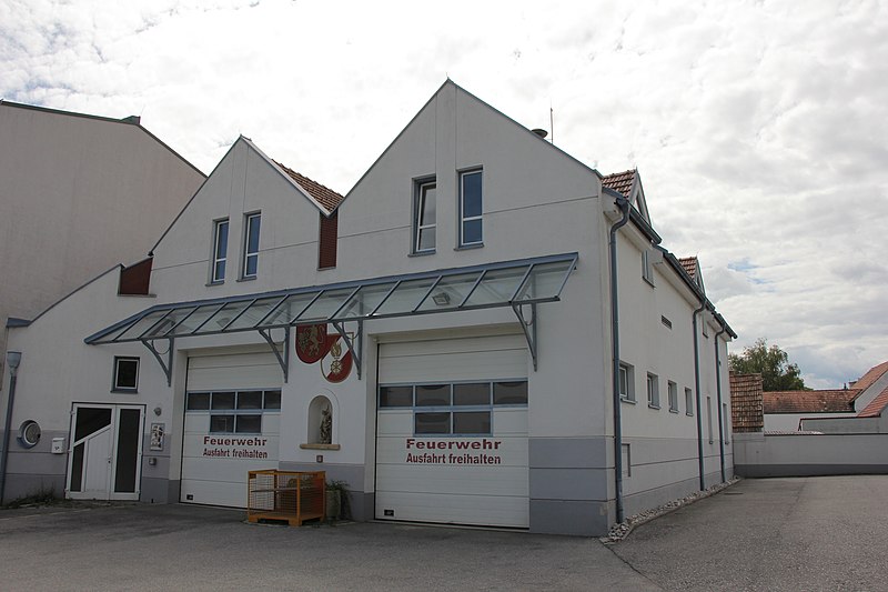 File:Sigleß-Feuerwehrhaus 5442.JPG