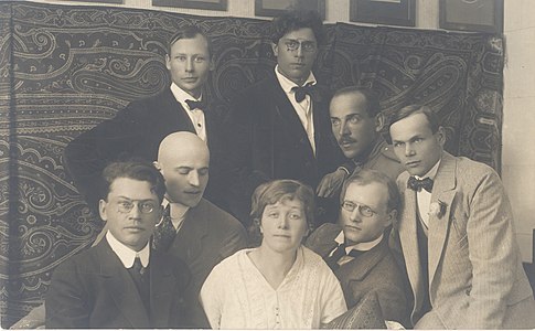 1917'de Estonya Siuru edebiyat çevresinin üyeleri, arkada: Peet Aren, Otto Krusten ve Johannes Semper. ön sıra: Friedebert Tuglas, Artur Adson, Marie Under, August Gailit ve Henrik Visnapuu