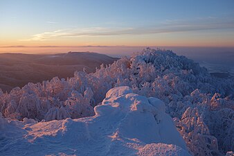 Pohled na Velký sninský kámen z Malého sninského kamene v zimě při západu slunce