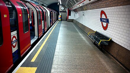 Станция расположена. Станция метро St Pauls. Underground Station в Лондоне. Saint-Paul метро. London Metro Station.