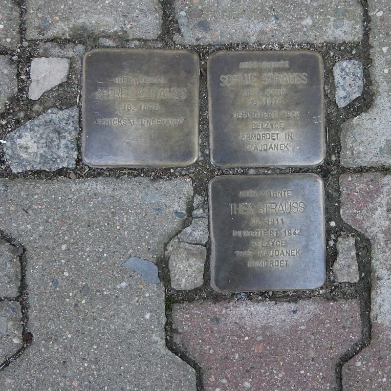 Stolpersteine für Familie Strauss, Nossener Strasse 11, Roßwein.JPG