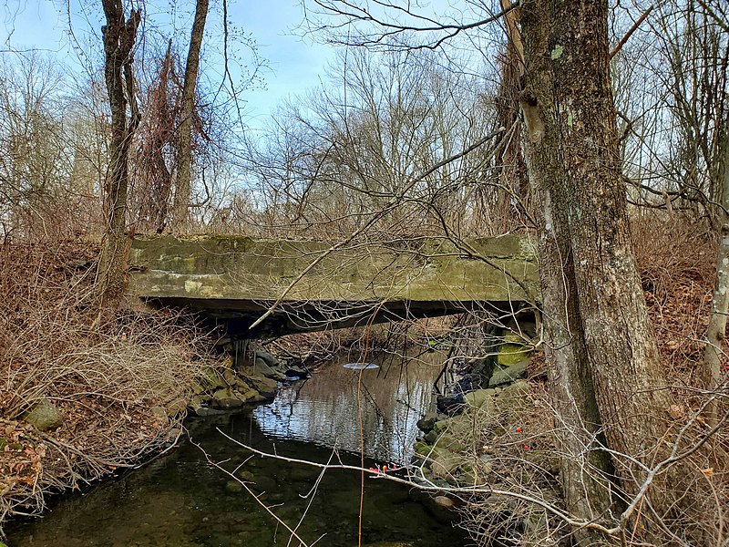 File:Streetcar bridge over Cold Brook, December 2021.jpg