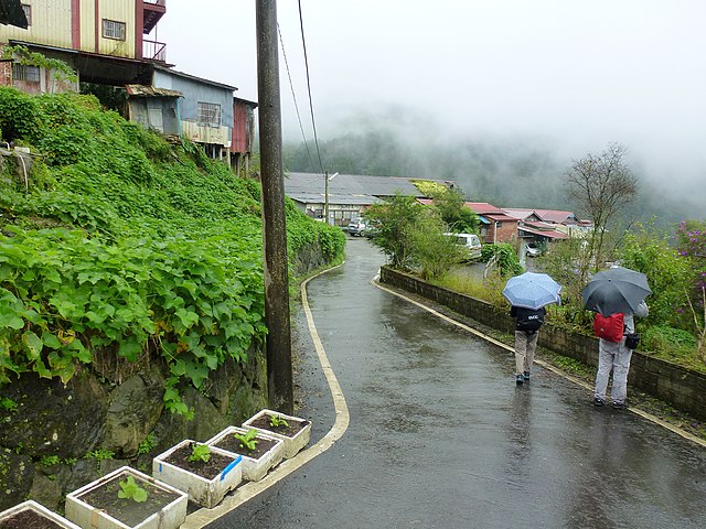 640px-Taiwan_Fenchihu_im_Regen.jpg (640×480)