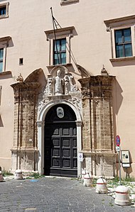 Taranto, portalul palatului episcopal.jpg