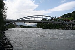 Tardisbrücke, broen som forener Mastrils (t.h.) på den vestlige side Rhen med kommunens centrum som ligger på den østlige side.