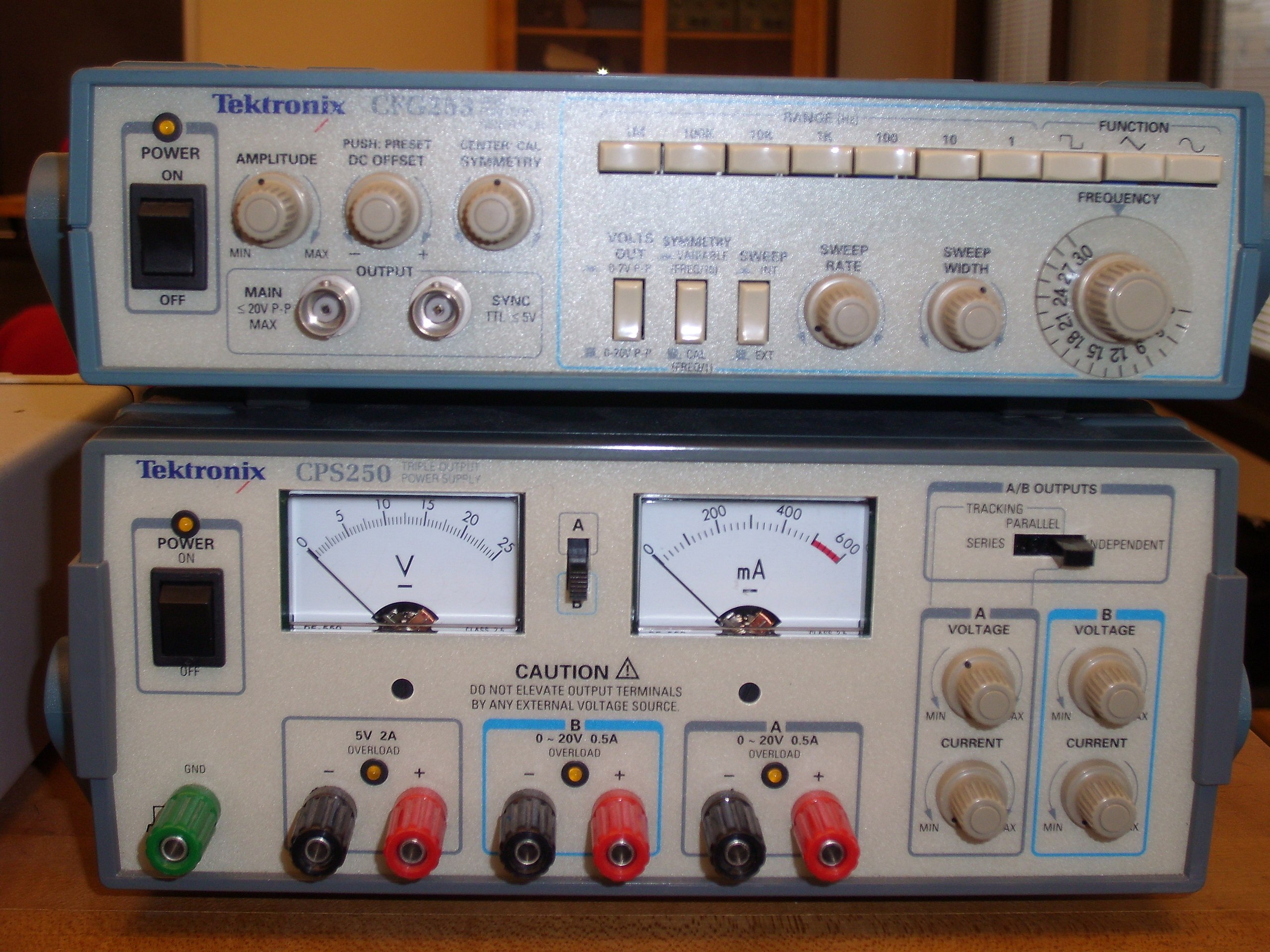 Файл:Tektronix CFG233 And CPS250.jpg — Википедия