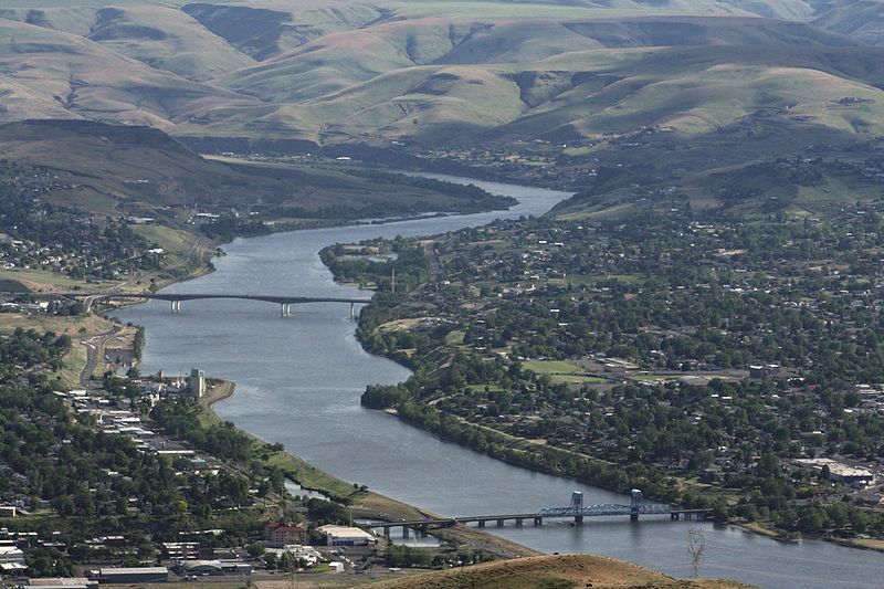 File:Telephoto of Snake River in Lewiston and Clarkston from U.S. Route 95 viewpoint (2015).jpg