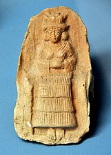 Placa de terracota d'una deessa asseguda, del sud de Mesopotàmia, Iraq. Període cassita. Museu de l'Antic Orient