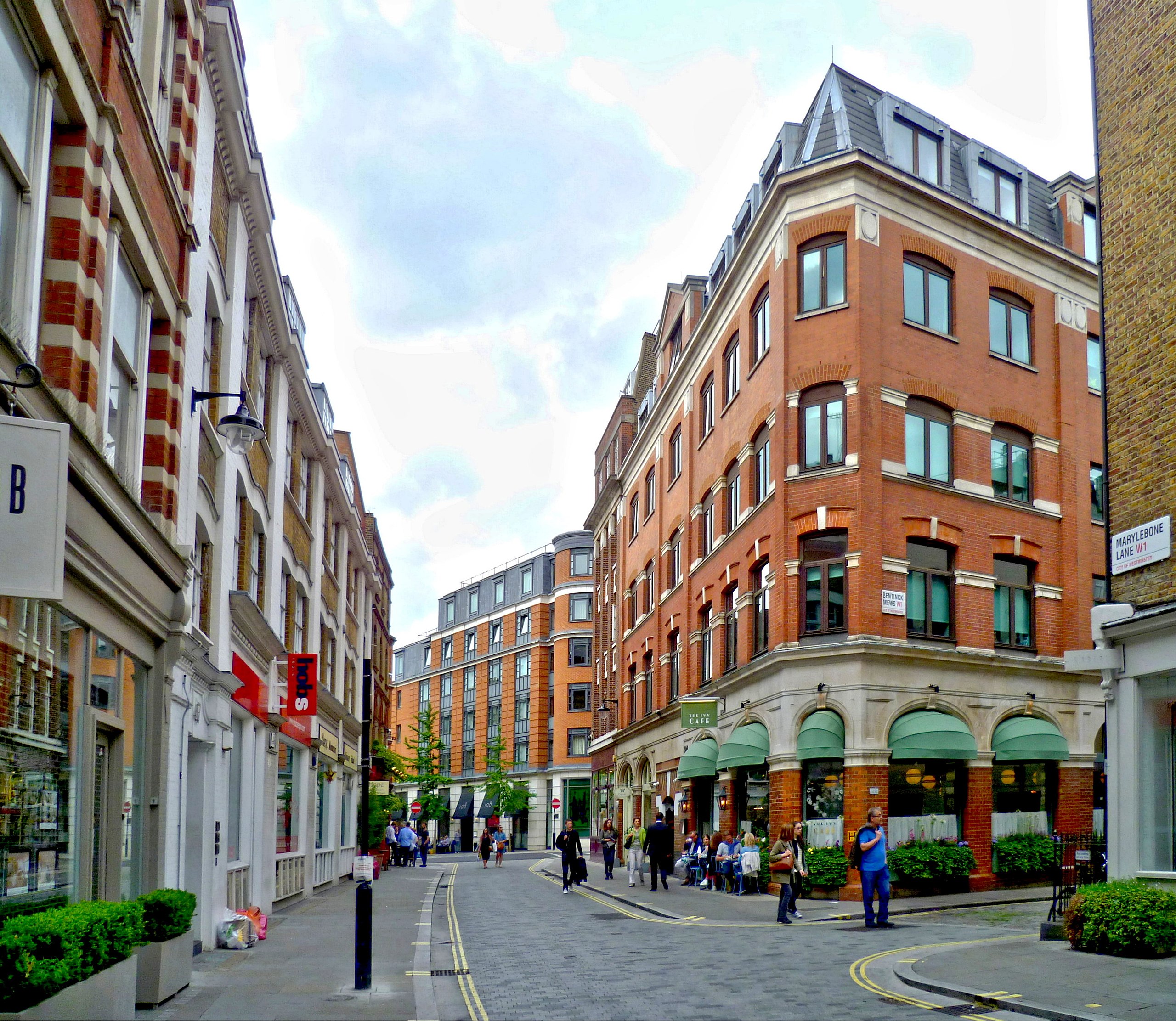 Explore the charming and sophisticated neighbourhood of Marylebone with our guide to the top things to do. From designer boutiques and artisanal markets to stunning Georgian architecture and world-class museums, this post covers all the must-see attractions in this elegant part of London. Whether you're a history buff, a foodie, or a fashionista, you'll find plenty of inspiration for your visit to #Marylebone. | Fun Thing To Do In London | #Londontravelguide | London Itinerary | Places To Visit 