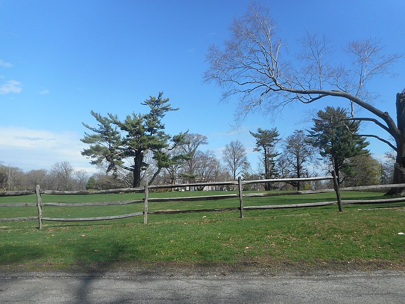 File:The Manor @ Glen Cove from Old Tappan Road-1.jpg