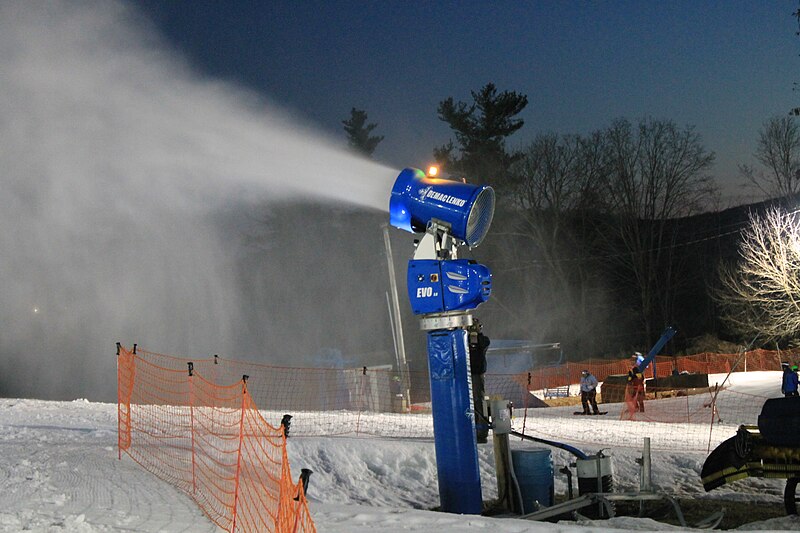 File:Thunder Ridge Ski Area Snowmaking 02.jpg