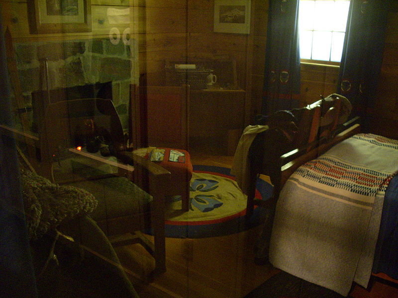 File:Timberline hotel model room.jpeg