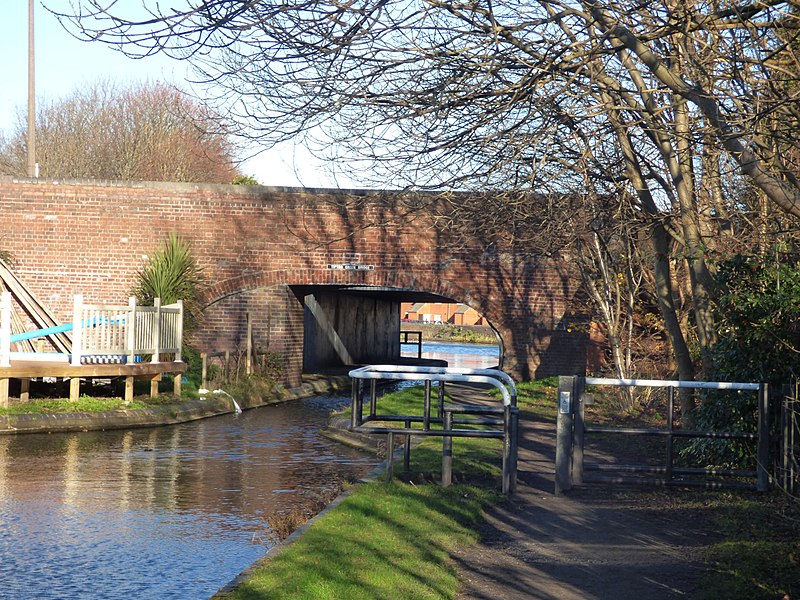 File:Tipton Green Bridge - Birmingham Canal Navigations Old Main Line - Tipton (27011552589).jpg