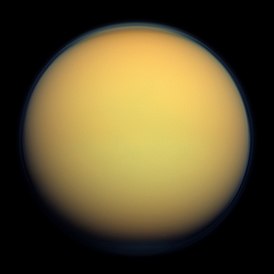 Титан в натуральных цветах (снимок «Кассини»)