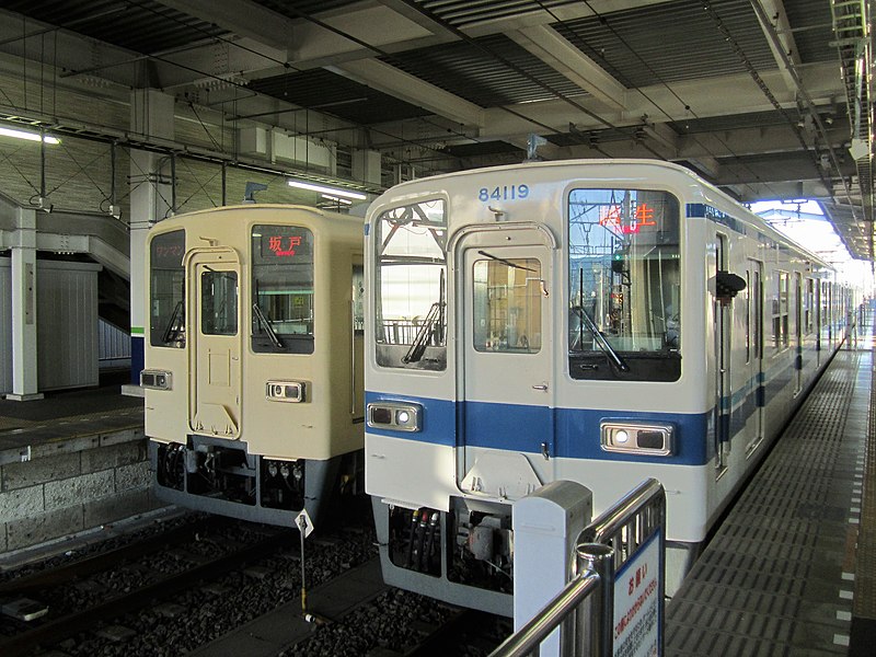 File:Tobu 8000 series 84119 & 84111 at Bushu-Nagase Station.jpg