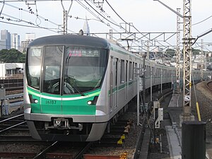 代々木上原駅に入線する16000系2次車