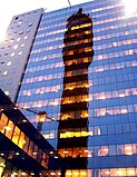 Torre reflejada en el edificio corporativo