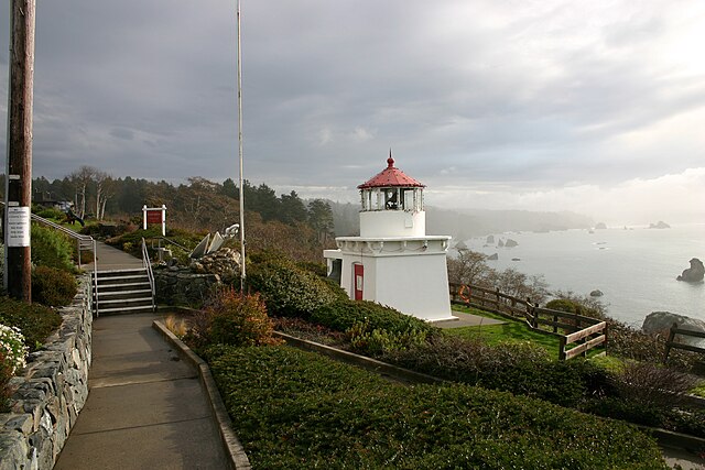 File:Trinidad_Memorial_Lighthouse_2004.jpg