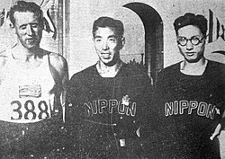Die Medaillengewinner im Dreisprung (v. l. n. r.): Eric Svensson, Chūhei Nambu, Kenkichi Ōshima