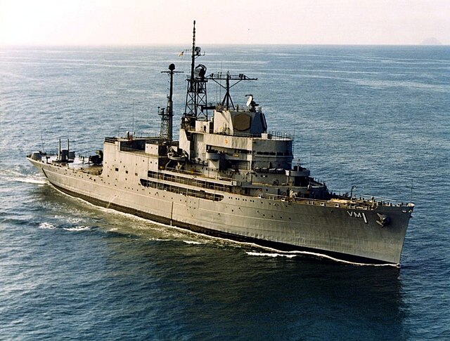 USS Norton Sound in 1980. The installation containing the fixed radar arrays of the AN/SPY-1A system can be seen mounted at the top of the forward sup