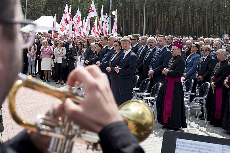 File:Uroczystość nadania imienia Prezydenta Lecha Kaczyńskiego Terminalowi LNG w Świnoujściu.jpg