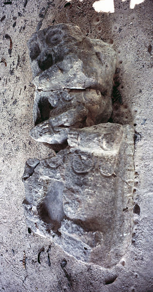 File:Uxmal Figura Vieja.jpg