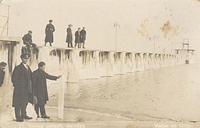 Водата е застинала в плътна ледена завеса при основите над моста на централния плаж.