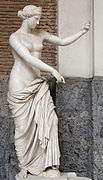 Венера Капуанская со щитом Ареса (утрачен), в который она смотрелась как в зеркало. II в. до н. э. Неаполь, Национальный археологический музей