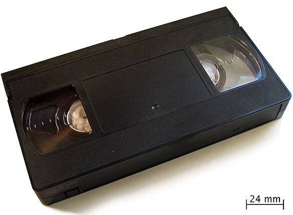 Видеокассета. ВХС кассетник. Видеокассета VHS EFT. Формат ВХС кассеты. VHS кассеты 2004.