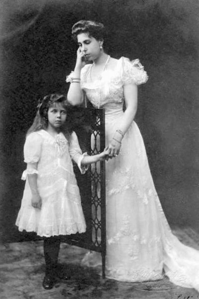 File:Victoria Melita of Edimburg and her daughter Elizabeth.jpg