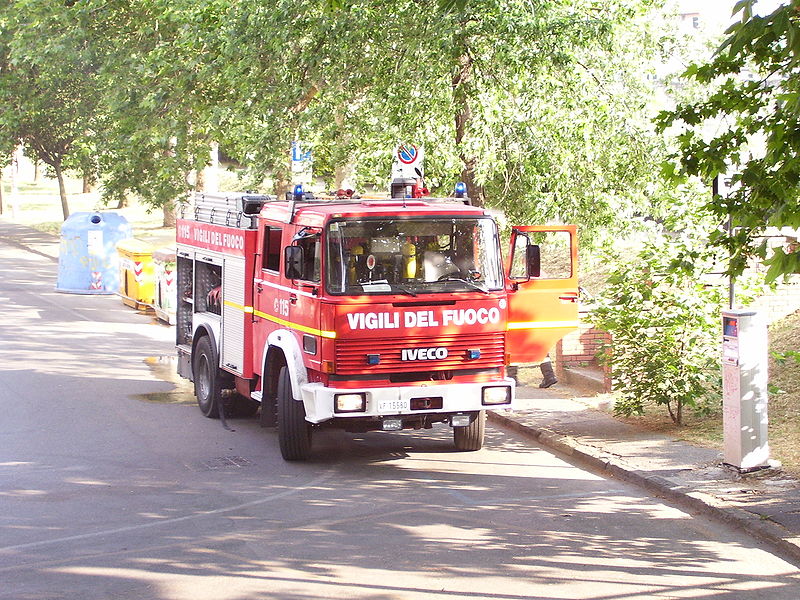 File:Vigili del Fuoco - Autopompa Iveco Baribbi 190-26.jpg