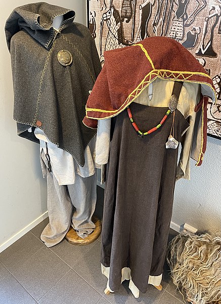 File:Vikingdrakter rekonstruerte klær manns- og kvinnedrakt skulderkapper selekjole brosjer spenner (reconstructed Viking Age male female clothing capes strap-dress etc) Slottsfjellsmuseet local history museum Tønsberg Norway 2021 A.jpg