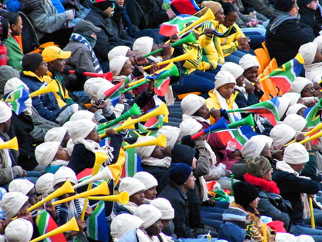 2010 FIFA Dünya Kupası'nda vuvuzela çalan bir grup