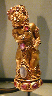 Richly decorated Balinese kris hilt coated with gold, adorned with rubies. WLANL - jankie - Krisgreep (Indonesie), 19e eeuw.jpg