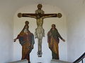 Kruzifix, flankiert von Maria und Johannes. Auf Holztafeln gemalt.