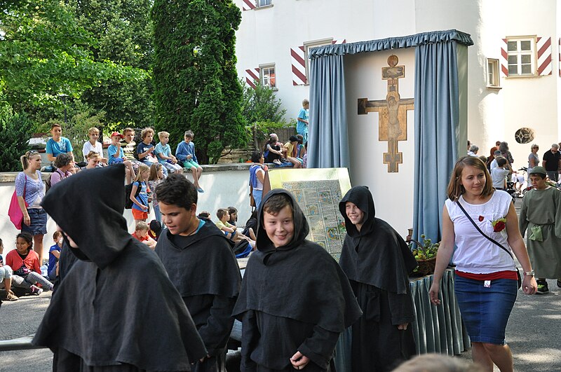 File:Welfenfest 2013 Festzug 085 Klosterleben.jpg