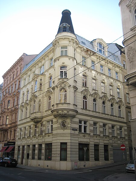 File:Wien 6, Gumpendorferstraße 26 - Bienengasse 1.jpg