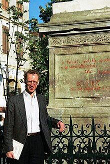 Andrew Wiles in front of the statue of Pierre de Fermat in Beaumont-de-Lomagne in 1995, Fermat's birthplace in southern France Wiles vor Sockel.JPG